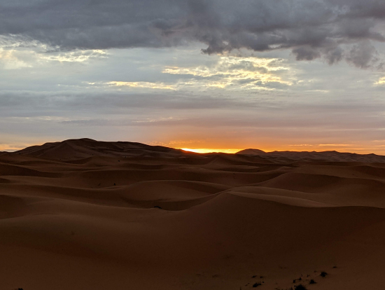 砂漠で見る朝日