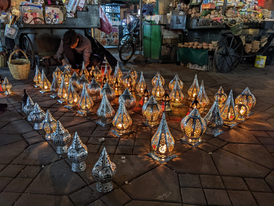 フナ広場で売られているランプ