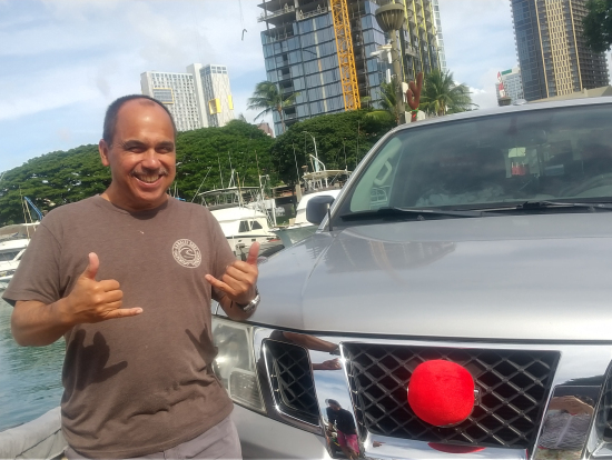 ちょっとクリスマス仕様の車の前のマットさん