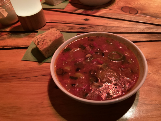 伝統料理のスープ。トマトベースで美味しかったです。