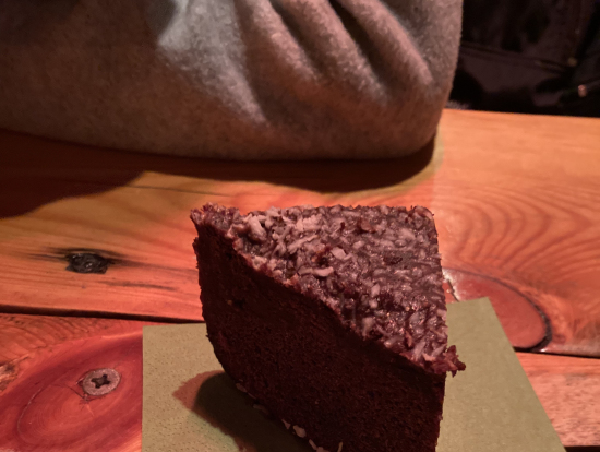 チョコレートケーキはどっしり系。家族で一つをシェアしました。