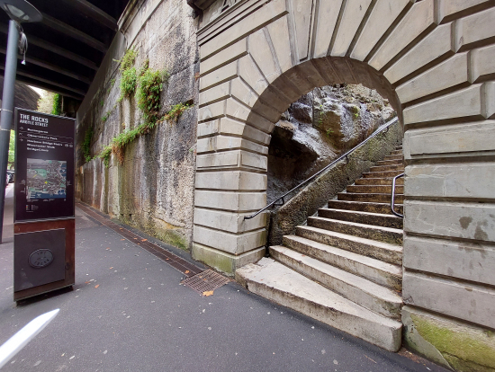 この階段を登らないとクライム事務所まで遠回りすることになります。