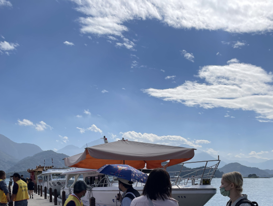 日月潭は快晴、観光船乗り場にて