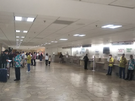 黄色いシャツを着ていました