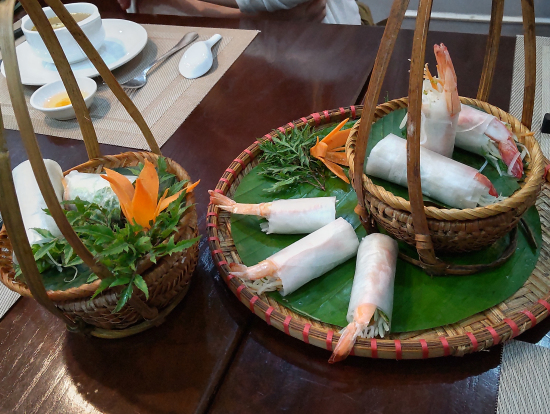 エビが食べられない友人のために肉が入った生春巻きを用意してくれました。