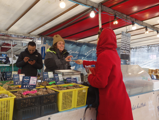 バスチーユのマルシェ、多くのお客さんで賑わっていました。