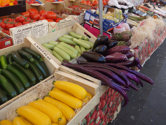 色とりどりの野菜や果物、魚介類、椅子や絨毯などが並び、楽しい場所でした。