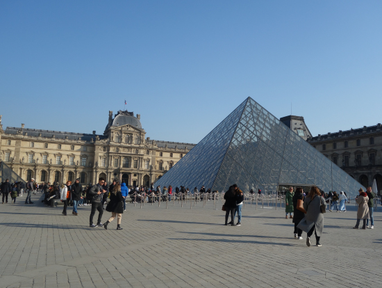 ルーブルのピラミッドに込められた意味とは・・・?