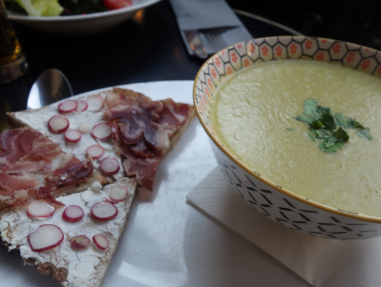 ルーブル近くのカフェでいただいた、とびきりおいしい昼食。器も凝ってます。