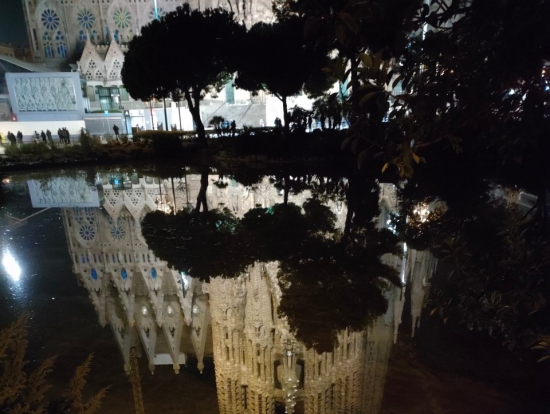 池に映るサグラダファミリア