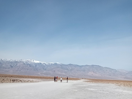 塩の結晶が踏み固められた、バッドウォーター
