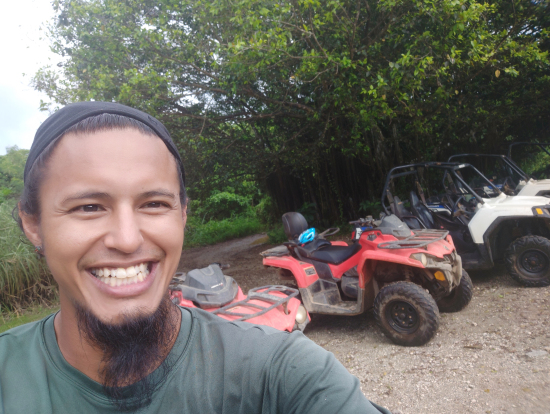 お兄さん、勝手に自撮りしてるし・・・