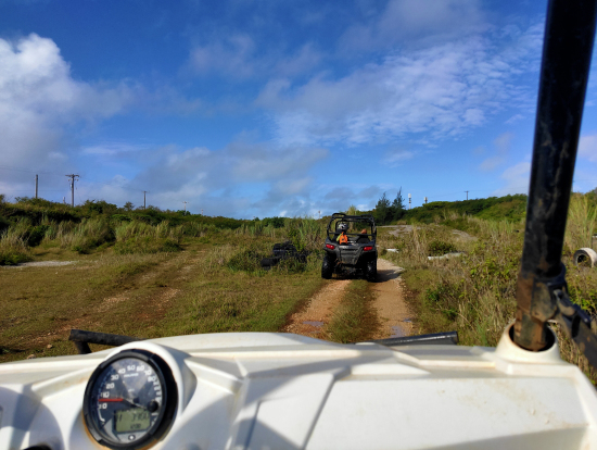 でこぼこ道をエンジン全開で走り抜けます!