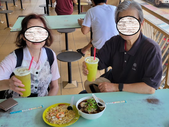 地元の人でいっぱいのホーカーズセンターで