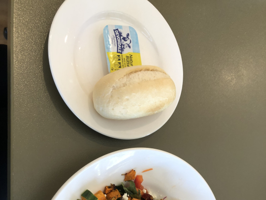 ビーガンと普通の人用のお昼ご飯がついています。この写真は、ビーガンではない人用です。