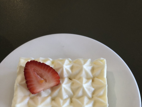 これはお昼ご飯についていたデザートです。甘すぎず、美味しかったです。