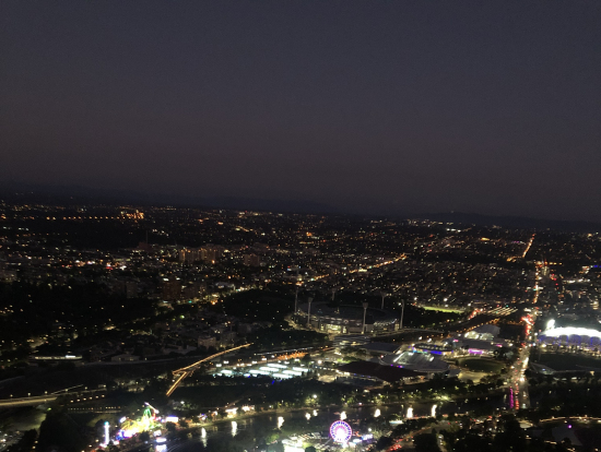 スカイデッキから見た夜景の様子です。