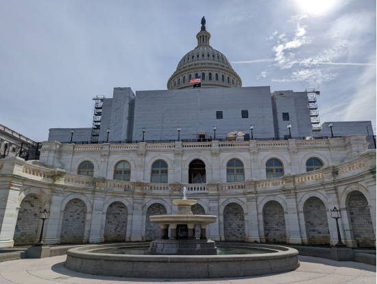 襲撃の痕跡を修繕中の国会議事堂