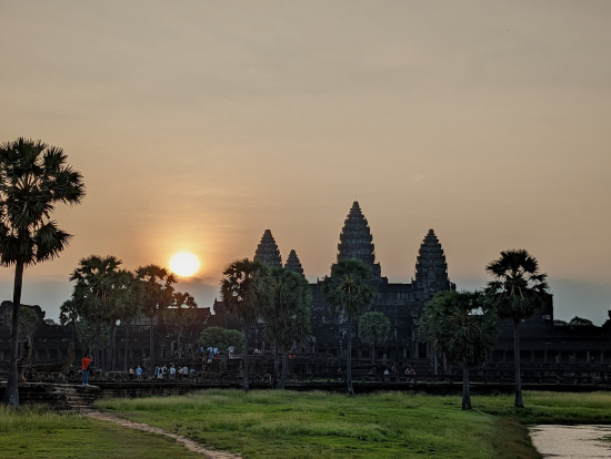 曇りがちでしたが、ガイドさんのお陰で朝日を拝むことが出来ました。