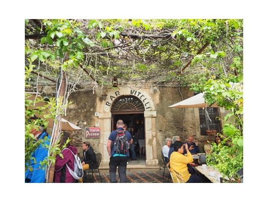 観光客ににぎわうバール・ヴィテッリ