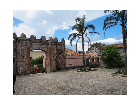 マイケルとケイが人形劇を鑑賞した広場