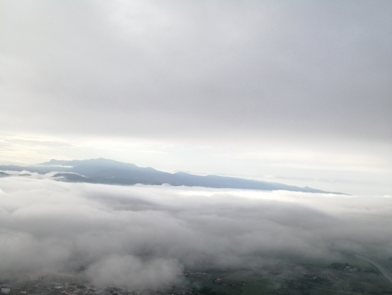 雲間の山