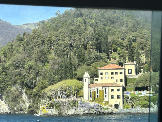 スターウォーズの舞台となった別荘をコモ湖から臨む