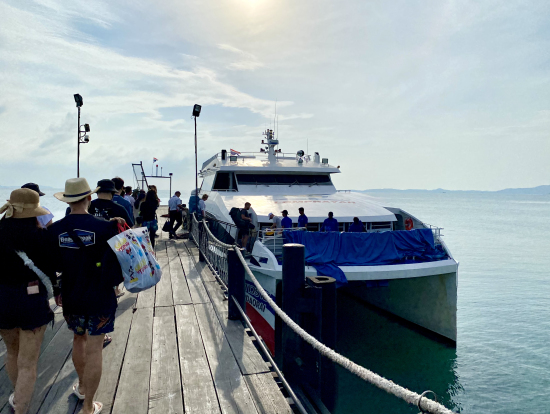 朝の乗船風景