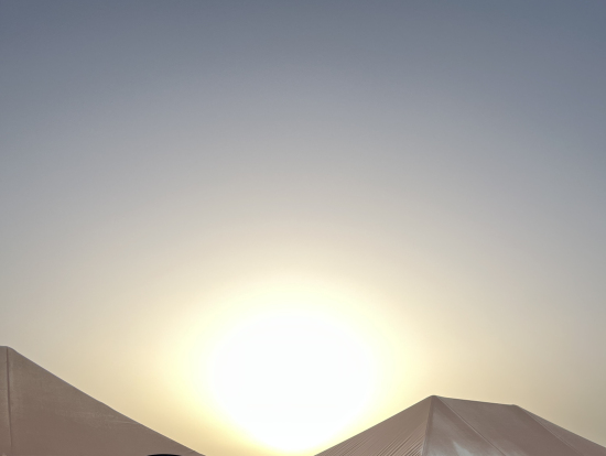 テントと朝日