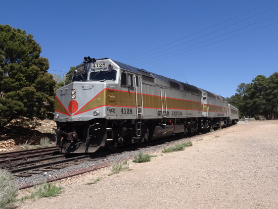 グランドキャニオン鉄道の列車。駅舎はあるの?