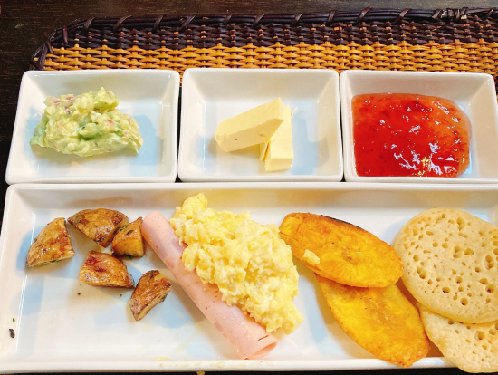 朝食です。スクランブルエッグとパンケーキの間にあるバナナが美味しかったです。