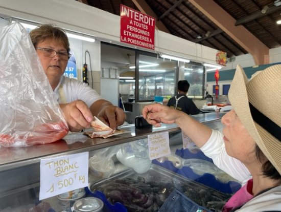 マルシェで買物できます。