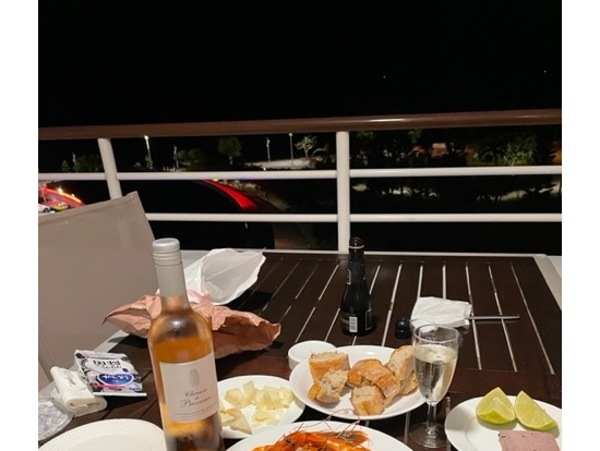 買ってきたものをホテルのバルコニーで。