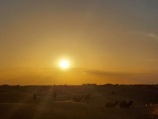 砂漠での夕日をゆっくり鑑賞 心に残る景色でした
