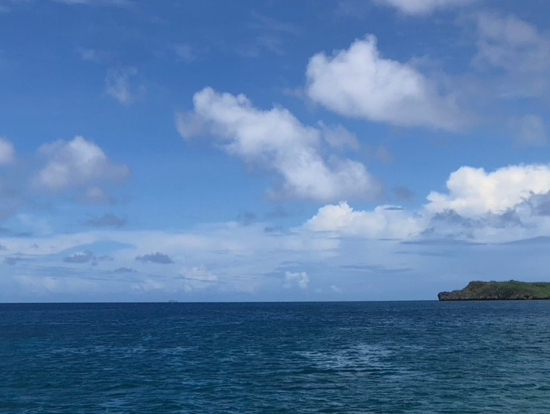 少しだけ浮いているボートに乗せて揺れていました