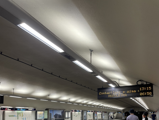 広くキレイな地下鉄。