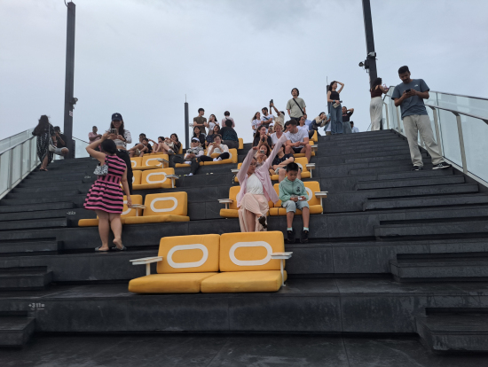 階段で雲の上の世界へ