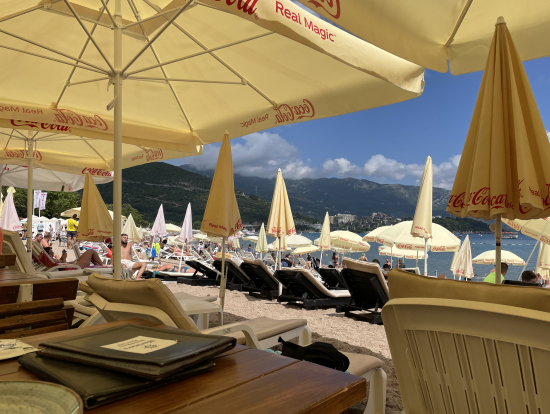 ブドバァはビーチ沿いにたくさん食べるところがあります