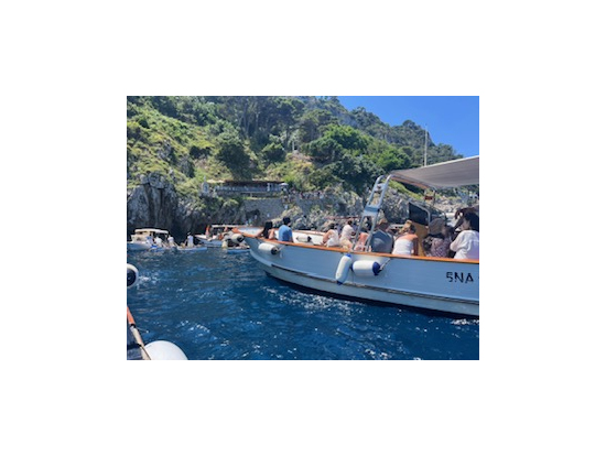 青の洞窟に入る前の船で待ちます