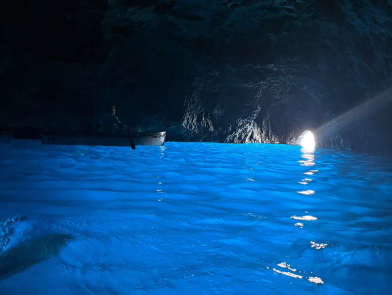 奇跡的に青の洞窟に入れました