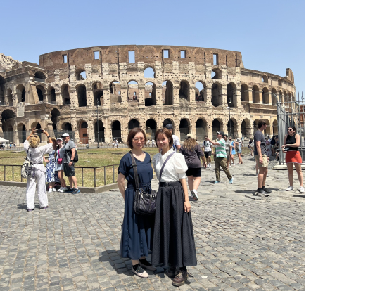 真夏のコロッセオにはサングラスと日傘が必需品です。