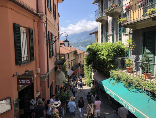 ベッラージョの坂の上から見た町並み