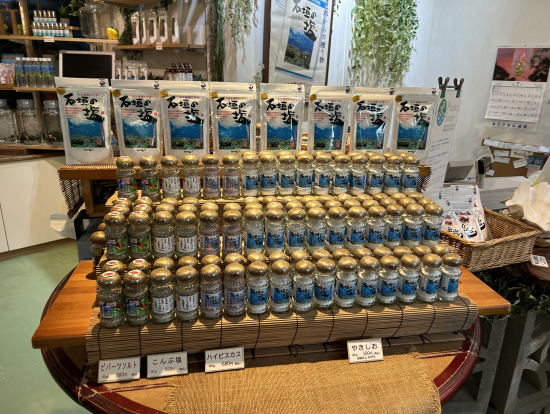 お店では沢山の素晴らしいお塩もあります。