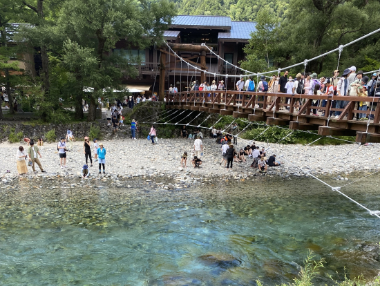 家族連れの人達が楽しんでる。