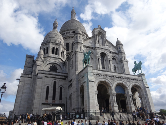 白く輝くサクレ・クール寺院