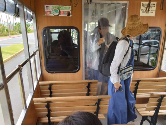 後ろの席は開放感はあるが、結構暑い・・