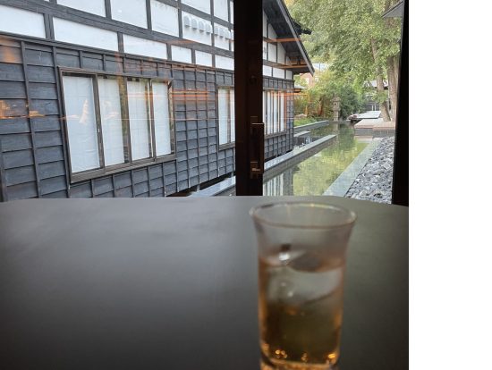 無料の梅酒です。お庭を眺めながら。