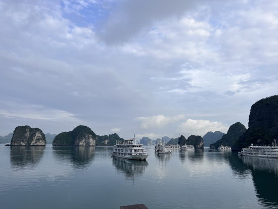 早朝のハロン湾