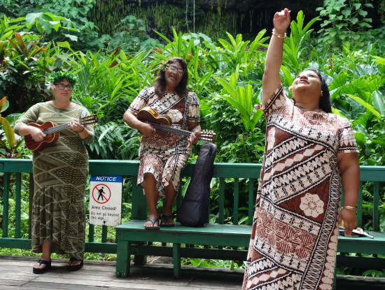 洞窟前でフラの披露。