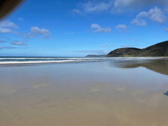 遠浅の砂浜が鏡のようでした